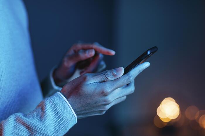 side-view-man-using-smartphone-1
